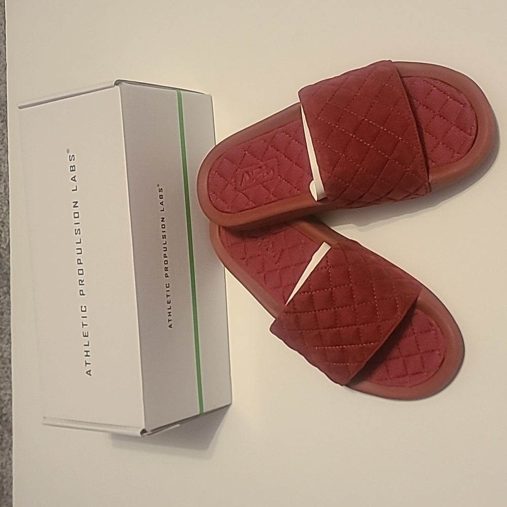 NIB APL Lusso Slides, Crimson Suede Size 5